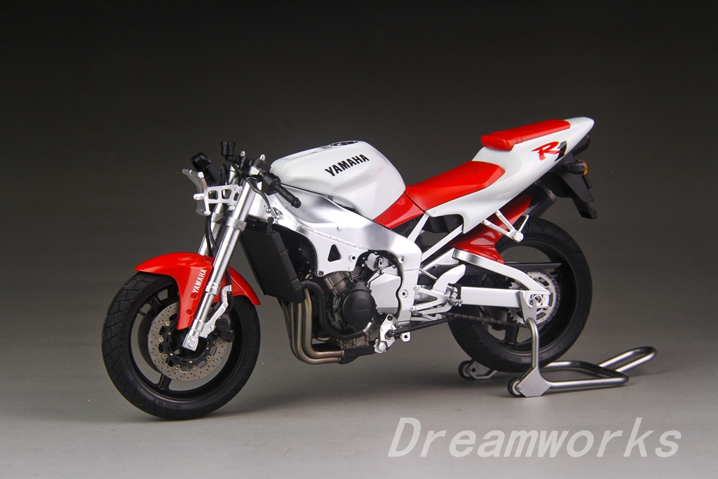 Maquette moto Yamaha R1 Tamiya 1/12 YZF 1000 R1 1998 miniature à monter 